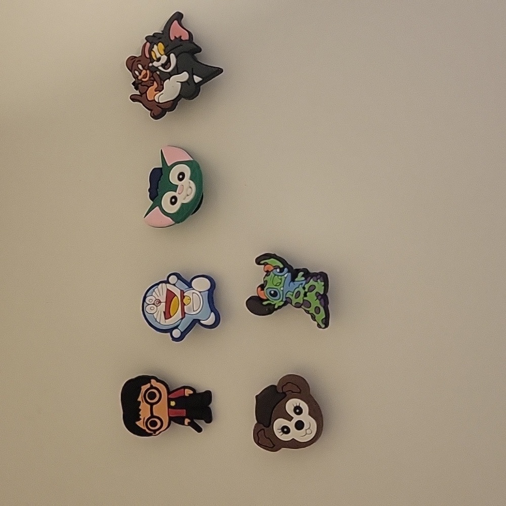 Lot of 6 random Crock charms